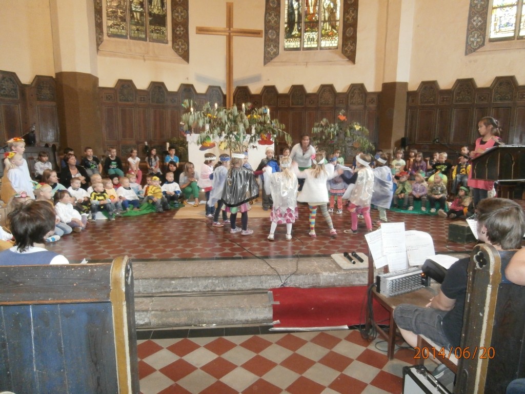 Sommerfest der Kita Sankt Martin 2014_1 Anlässlich des Sommerfestes der Kita am 20. Juni 2014 führten die Kinder "Den ängstlichen kleinen Spatz" in der Nikolaikirche auf Sommerfest der Kita Sankt Martin 2014_1 Anlässlich des Sommerfestes der Kita am 20. Juni 2014 führten die Kinder "Den ängstlichen kleinen Spatz" in der Nikolaikirche auf